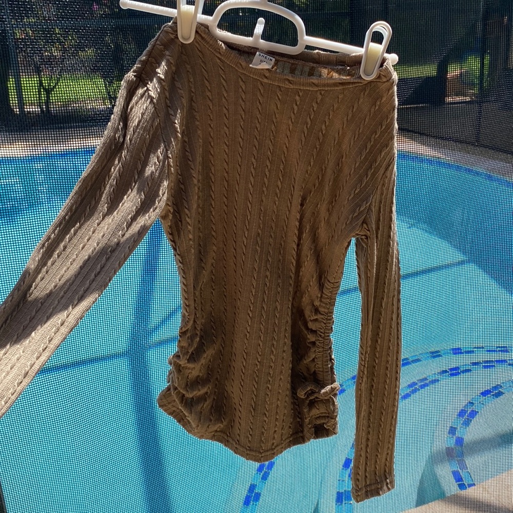 Fitted brown long sleeve shirt